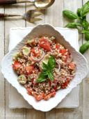 Orzo in insalata con tonno, cetrioli e pomodori