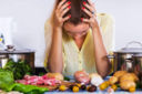 La dieta fra i fattori che possono influire sull’insorgenza della cefalea: ecco come prevenirla.