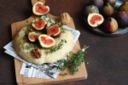 Pizza con mozzarella, fichi e noci