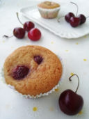 Muffins agli amaretti e ciliegie