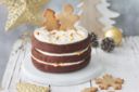 Torta gingerbread con frosting cremoso al croccantino