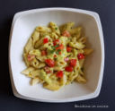 Insalata di pasta al pesto di peperoni gialli con pomodori crudi