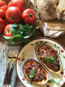 Melanzane ripiene alla mediterranea con salsiccia e pomodori. L'Italia nel piatto...