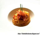 Lo spaghetto con  fiocco di prosciutto e pomodori datterini