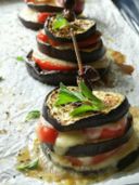 Torrette di melanzane grigliate con scamorza, pomodori e timo fresco