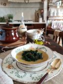 Vellutata di ceci con cavolo nero e guanciale croccante