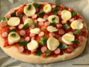 Pizza con wurstel, pomodoro, scamorza e lievito madre