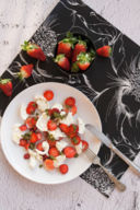 Caprese con fragole e pesto