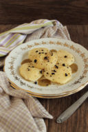 Raviolgnocchi cacio e pera con salsa di indivia