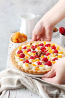 Crostata senza glutine con ricotta, albicocche, lamponi e mandorle