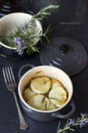 Baked goat's cheese with honey and rosemary per Starbooks