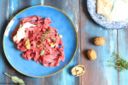 Tagliatelle alle barbabietole con scalogni e burrata