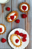 Crostatine integrali con lamponi e crema di yogurt