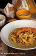 Spätzle al Curry con Pollo Croccante e Pesto di Zucchine e Mandorle