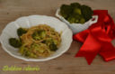 Pasta con broccoli, acciughe e pane tostato