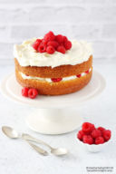Hot milk sponge cake con cioccolato bianco e lamponi