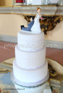 Wedding cake: Torta nuziale decorata con ghiaccia reale a tre piani