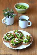 Bruschette con piselli, feta e pesto