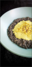 RISOTTO AL NERO CON CREMA DI COCCO ALLA CURCUMA