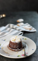 Tortino al cioccolato con cuore fondente al cioccolato bianco e Ricciarelli