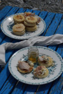 BLINIS MORBIDI CON CERTOSA, PROSCIUTTO E MIELE