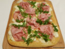 Pizza con semola di grano duro con mozzarella, mortadella, rucola e lievito madre