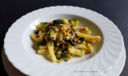 Pasta con broccoli salsiccia e pistacchi