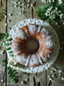 Ciambella con fiori di robinia e mele