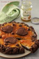 Crostata al cacao ripiena di cocco e confettura pesche