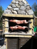 Cottura del  porcetto sardo allo spiedo. La ricetta del lunedì