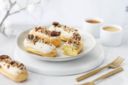 Éclairs alla vaniglia con noci pecan caramellate