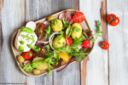 Insalata di patate, pomodori e pesto di rucola