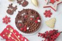 Crostata al cioccolato con renne di biscotto