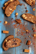 Biscotti con nocciole, cacao e cranberries