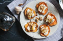 Crostini di patate dolci con formaggio, pere e aceto balsamico