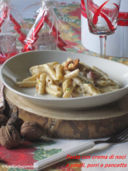 Pasta con crema di noci e pinoli, porri e pancetta