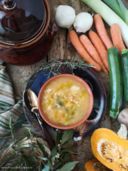 Minestra d'orzo e lenticchie rosse con verdure e zucca