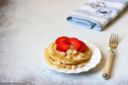 Pancakes alla cannella con macedonia di fragole