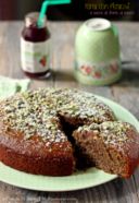 Torta con pistacchi e succo di frutti di bosco