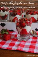 Coppe alla fragola con crema allo yogurt greco e cioccolato bianco