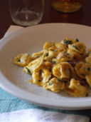 Tortellini conditi con purea di zucca e pecorino