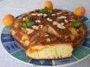 Torta con yogurt al cocco, albicocche e mandorle cotta in padella