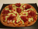 Pizza con bresaola, mozzarella e avocado