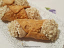 Cannoli con pasta e granella di mandorle