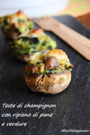 Teste di champignon ripiene con pane e verdure