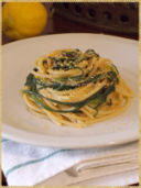 Spaghetti con agretti, limone, acciughe e pangrattato