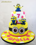 Torta decorata a piani per una bimba con i Minions tridimensionali in pasta di zucchero