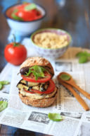 Panini con hummus, melanzane e pomodori