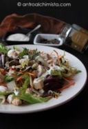 Insalata di Pollo, Feta, Capperi Croccanti e Yogurt Dressing