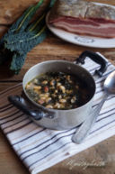 Minestra di farro con fagioli dall'occhio, cavolo nero e guanciale